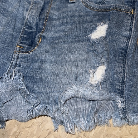 Hollister Distressed Denim High Rise Short-Short in Medium Indigo size 1 (25w) - Picture 6 of 16